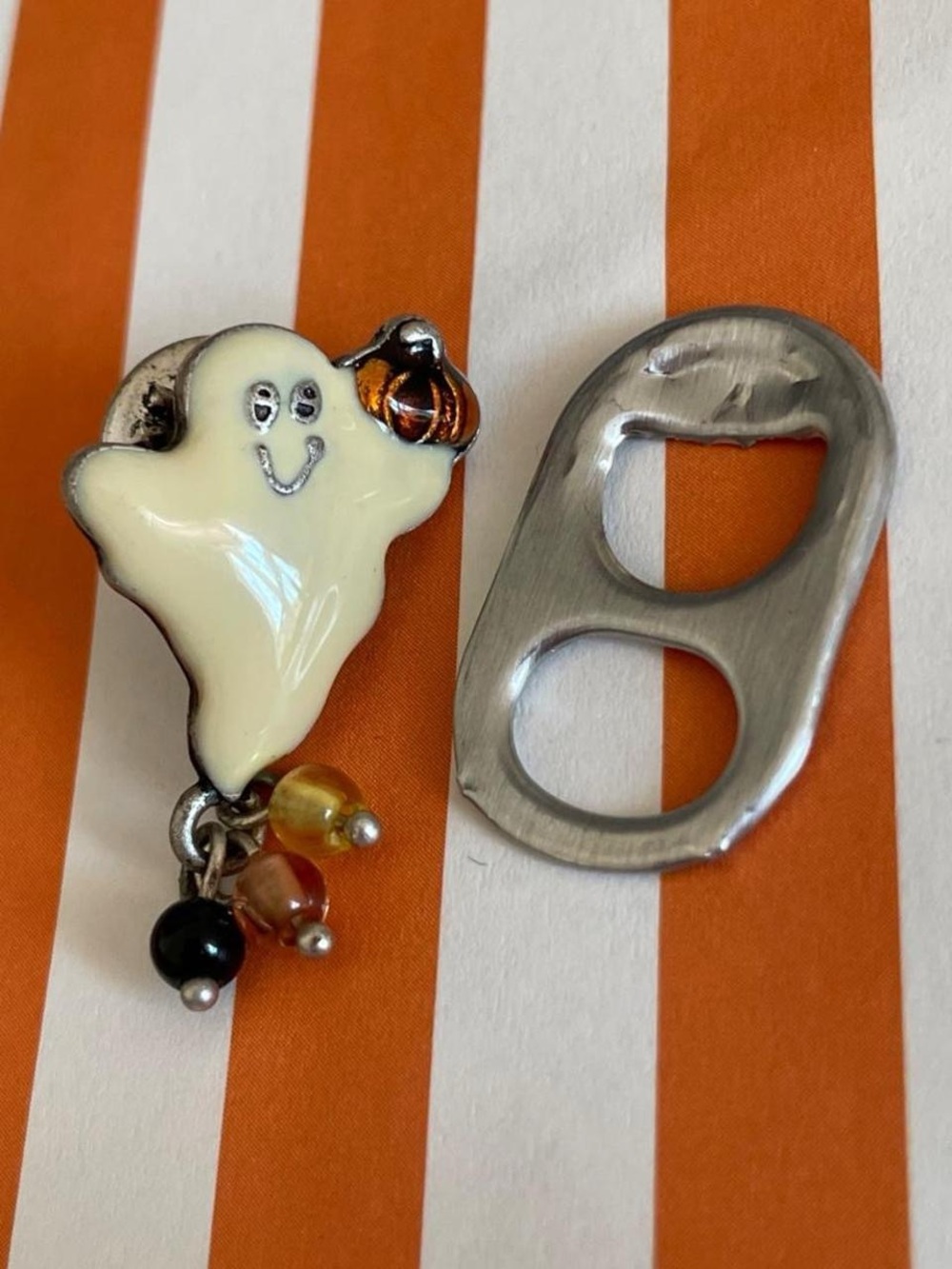 Kenneth Cole Halloween Ghost Holding Pumpkin Enamel Pin w/ Dangling Beads - Picture 2 of 3